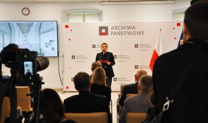 Ministra Cienkowska przemawia do mikrofonu.
