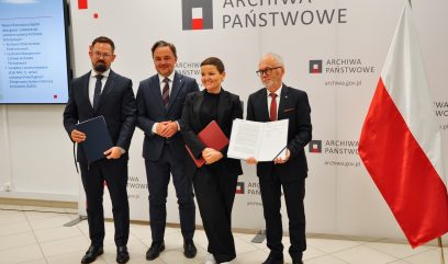 Wiceprezes firmy BAUDZIEDZIC Marcin Baran, Naczelny Dyrektor Archiwów Państwowych dr Paweł Pietrzyk, Ministra Kultury i Dziedzictwa Narodowego Marta Cienkowska i dyrektor NAC Piotr Zawilski.