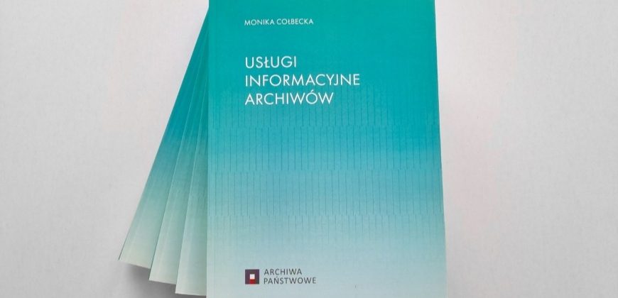 Okładka książki Usługi informacyjne archiwów