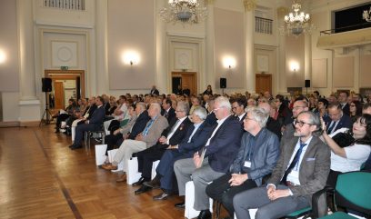 Publiczność siedzi na sali.