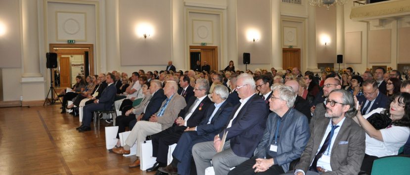 Publiczność siedzi na sali.