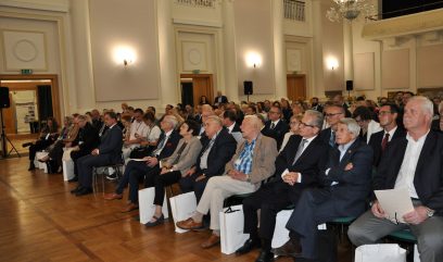Publiczność siedzi na sali.