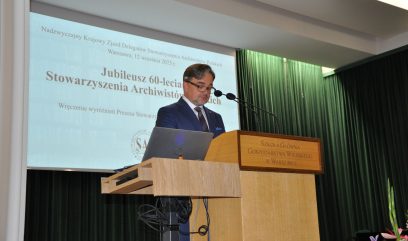 Dyrektor Paweł Pietrzyk mówi zza mównicy.