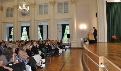 Dyrektor Paweł Pietrzyk mówi zza mównicy.