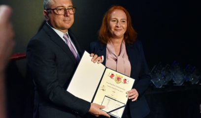 Sekretarz Województwa wręcza dyplom Małgorzacie Duras.
