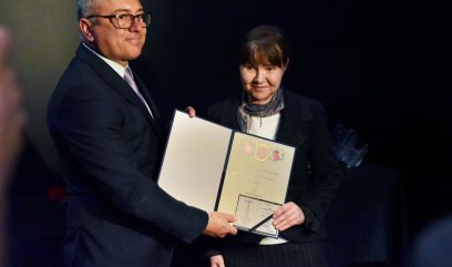 Sekretarz Województwa wręcza dyplom dr Janinie Kosman.