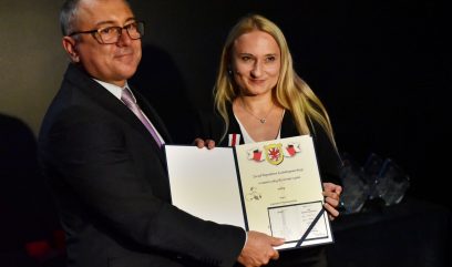 Sekretarz Województwa wręcza dyplom Joannie Piwowarskiej.