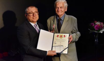Sekretarz Województwa wręcza dyplom dr. hab. Maciejowi Szukale.