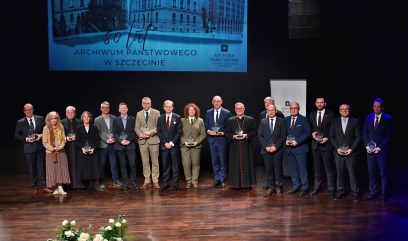 Kilkadziesiąt osób na scenie.