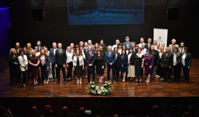 Zdjęcie grupowe. Kilkadziesiąt osób na scenie.