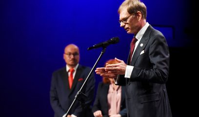Dyrektor Kowalczyk mówi do mikrofonu.