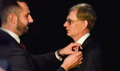 Wicemarszałek przypina dyrektorowi Kowalczykowi odznaczenie.