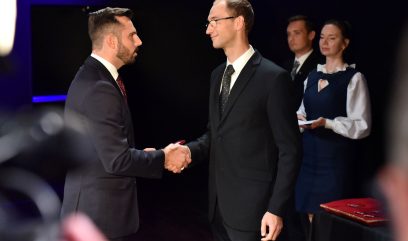 Wicemarszałek i Bartosz Sitarz wymienią uścisk dłoni.
