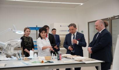 Około 7 osób w pracowni konserwacji.
