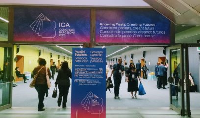 Wejście na Międzynarodowy Kongres Archiwów. Nad drzwiami znajduje się hasło tegorocznego kongresu: 