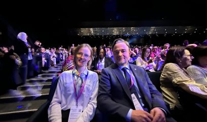 Dwuosobowa delegacja Archiwów Państwowych siedząca na widowni