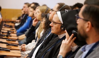 Aula wykładowa. Publiczność siedzi na auli.