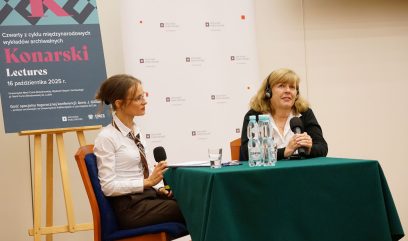 Kamila Pawełczyk-Dura i Anne J. Gilliland siedzą na scenie na fotelach przy stoliku.