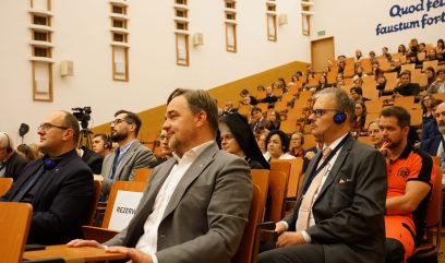Aula wykładowa. Publiczność siedzi na auli.