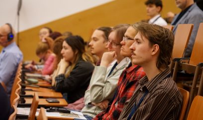Aula wykładowa. Publiczność siedzi na auli.