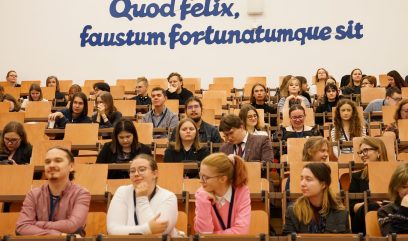 Aula wykładowa. Publiczność siedzi na auli.