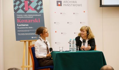 Kamila Pawełczyk-Dura i Anne J. Gilliland siedzą na scenie na fotelach przy stoliku.