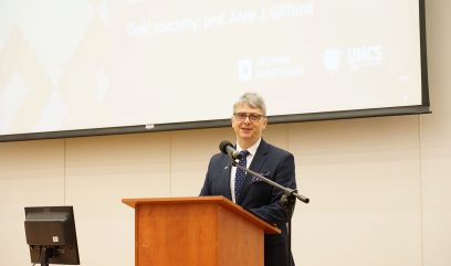Aula wykładowa. Prorektor Arkadiusz Beraza przemawia do mikrofonu.