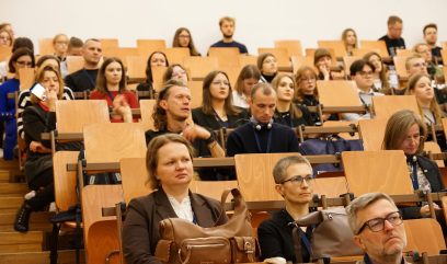 Aula wykładowa. Publiczność siedzi na auli.