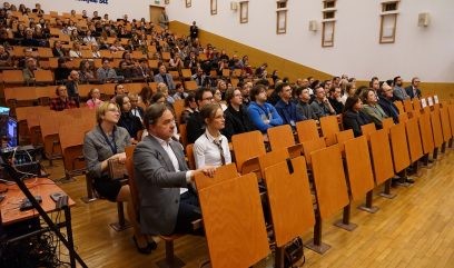 Aula wykładowa. Publiczność siedzi na auli.