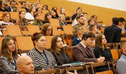 Aula wykładowa. Publiczność siedzi na auli.