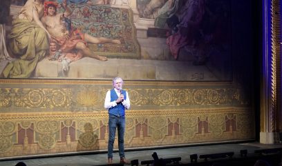 Dyrektor Teatru stoi na scenie i wita uczestników Kongresu