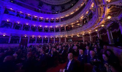 Publiczność siedzi na widowni teatru.