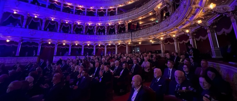 Publiczność siedzi na widowni teatru.