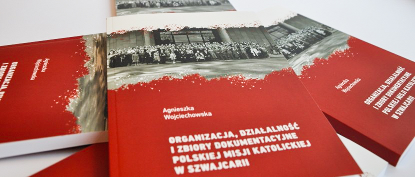 Kilka egzemplarzy publikacji ułożonych w artystyczny sposób.