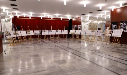 Hol budynku. Wystawa prac konkursowych w formie tablic na stelażach.