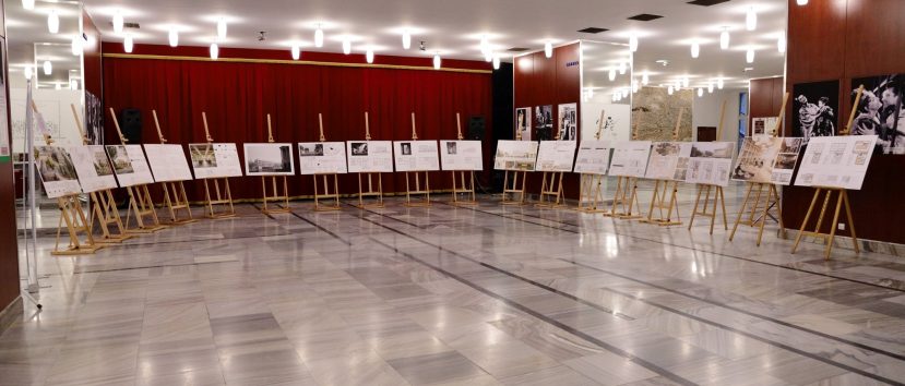 Hol budynku. Wystawa prac konkursowych w formie tablic na stelażach.