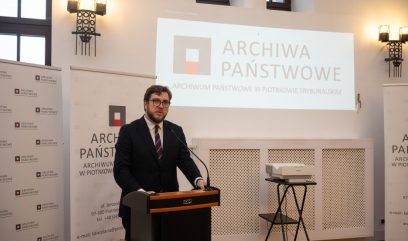 Prezydent Wiernicki stoi za mównicą i przemawia do publiczności.
