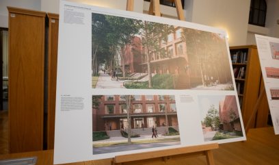 Na tablicy na stelażu widoczny projekt architektoniczny.