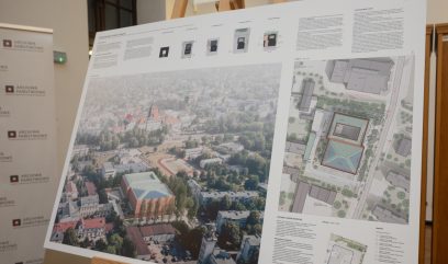 Na tablicy na stelażu widoczny projekt architektoniczny.