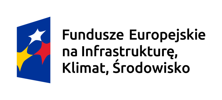 Stylizowany niebieski prostokąt z białymi, czerwonymi i żółtymi gwiazdkami po lewej stronie. Po prawej stronie znajduje się pogrubiony czarny tekst w języku polskim: Fundusze Europejskie na Infrastrukturę, Klimat, Środowisko na jasnoszarym tle.