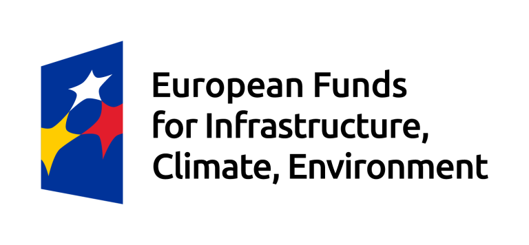 Logo europejskich funduszy na rzecz infrastruktury, klimatu i środowiska. Zawiera czarny tekst po prawej stronie i niebieski geometryczny kształt po lewej stronie z białymi, żółtymi i czerwonymi abstrakcyjnymi figurami przypominającymi gwiazdy. Tło jest jasnoszare.