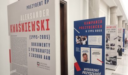 Panele wystawowe w korytarzu zawierają informacje i zdjęcia dotyczące prezydenta Polski Aleksandra Kwaśniewskiego (1995-2005). Wyświetlacze są głównie niebieskie, czerwone i białe, z polskim tekstem i zdjęciami z jego kampanii prezydenckiej i okresu urzędowania.