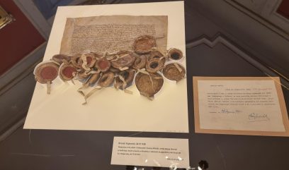 Dokument ułożony w szklanej gablocie.