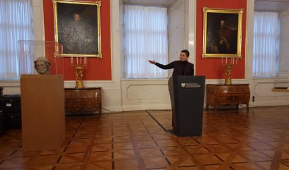 Ministra Cienkowska przemawia zza mównicy.