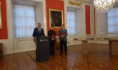 Dyrektor Kostro przemawia zza mównicy. Obok stoją ministra Cienkowska i dyrektor Pietrzyk.