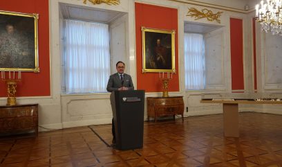 Dyrektor Pietrzyk przemawia zza mównicy.