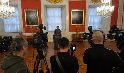 Dyrektor Pietrzyk przemawia zza mównicy.