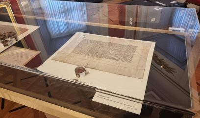 Dokument ułożony w szklanej gablocie.