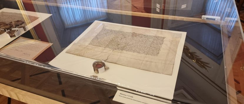 Dokument ułożony w szklanej gablocie.