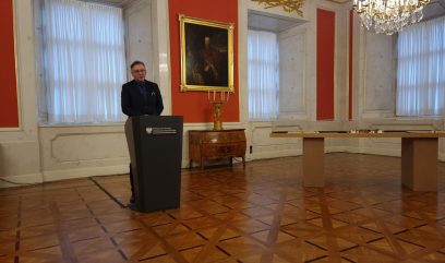 Dyrektor Trupinda przemawia zza mównicy.